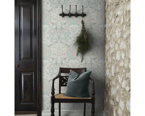 Decoratieve kamer met patroonbehang, houten stoel en stenen details