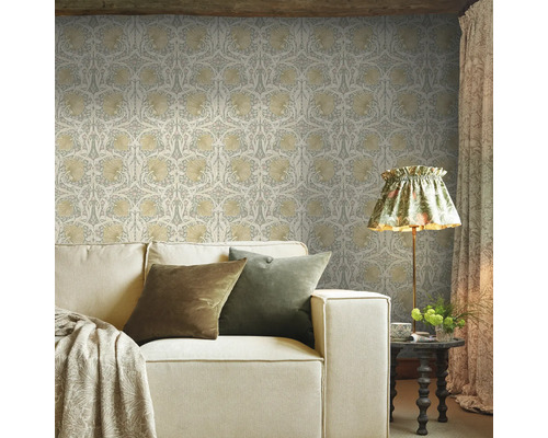 Woonkamer met patroonbehang, bank en vloerlamp