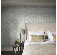 Slaapkamer met bloemenbehang, bed en nachtkastje