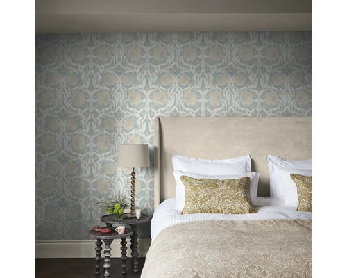 Slaapkamer met bloemenbehang, bed en nachtkastje