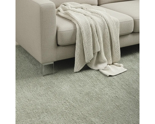 Bank met plaid op tapijt