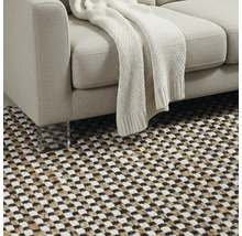 Detail van een bank met een deken en een schaakbordpatroon tapijt