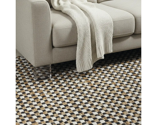 Detail van een bank met een deken en een schaakbordpatroon tapijt