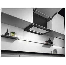 Geïntegreerde afzuigkap in een moderne keuken met witte kasten en planken.