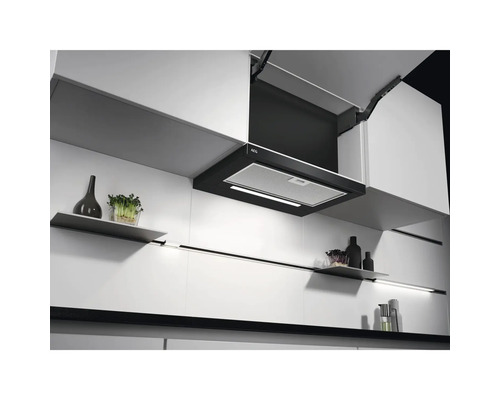 Geïntegreerde afzuigkap in een moderne keuken met witte kasten en planken.