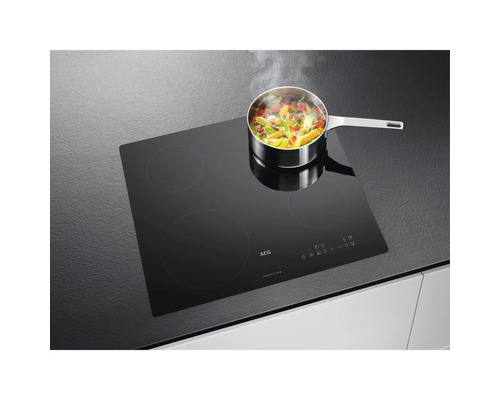 Zwarte AEG inductiekookplaat met kookpan