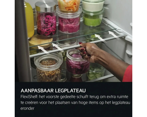Verstelbare glazen plank in de koelkast met voedsel in glazen containers