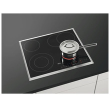 AEG kookplaat met pan op zwart aanrecht