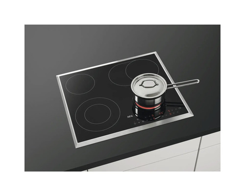 AEG kookplaat met pan op zwart aanrecht