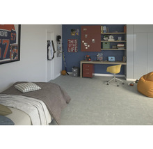 Jongenskamer met bed, bureau, plank en decoratie in sportieve stijl