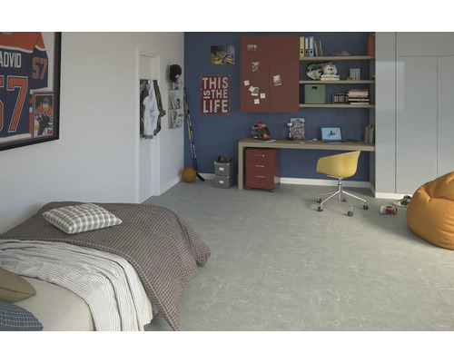 Jongenskamer met bed, bureau, plank en decoratie in sportieve stijl