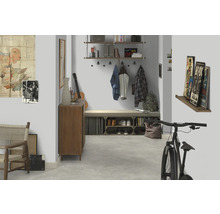 Entree met kapstok, zitbank, planken, ladekast, fiets en decoratieve elementen zoals schilderijen en een gitaar