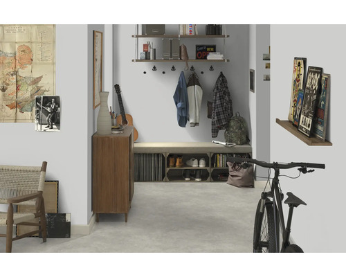 Entree met kapstok, zitbank, planken, ladekast, fiets en decoratieve elementen zoals schilderijen en een gitaar