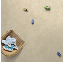 Vloeroppervlak met speelgoedauto's en een mand met knuffels