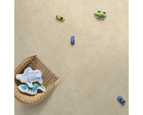 Vloeroppervlak met speelgoedauto's en een mand met knuffels