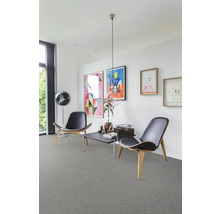 Woonkamer met vloerbedekking, fauteuils en decoratie