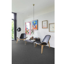 Woonkamer met vloerbedekking, stoelen en tafel