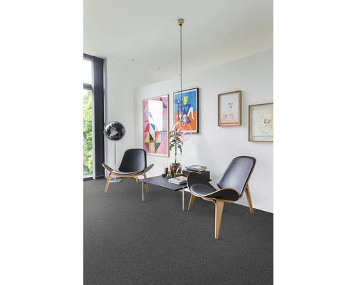 Woonkamer met vloerbedekking, stoelen en tafel