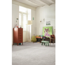 Lichte kinderkamer met commode, staande lamp en tapijt