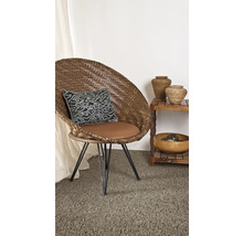 Decoratief interieur met rotan stoel, kussen en decoratieve schalen op een plank
