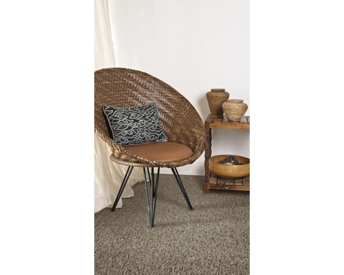 Decoratief interieur met rotan stoel, kussen en decoratieve schalen op een plank