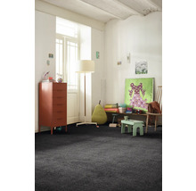 Kinderkamer met donkere vloerbedekking, commode en speelgoed