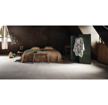 Slaapkamer met bed en tapijt.