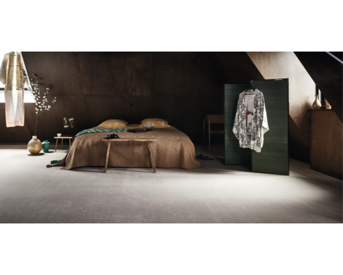 Slaapkamer met bed en tapijt.