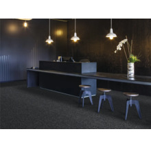 Scène met donkere tapijtvloer, toonbank, krukken en verlichting voor een moderne kantooruitstraling.