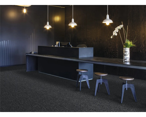 Scène met donkere tapijtvloer, toonbank, krukken en verlichting voor een moderne kantooruitstraling.