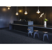 Kantoor met bureau, barkrukken, plafondlampen en tapijt