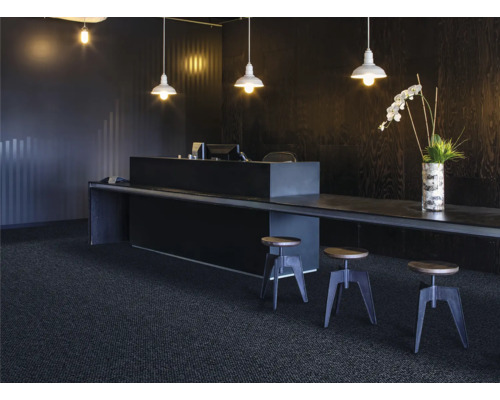 Kantoor met bureau, barkrukken, plafondlampen en tapijt