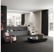 Interieur met vloerbedekking, trap en uitgestalde schoenen