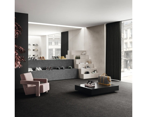 Interieur met vloerbedekking, trap en uitgestalde schoenen