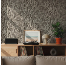 Woonkamer met patroonbehang, platenspeler, luidspreker, kamerplant en decoraties op een houten plank.