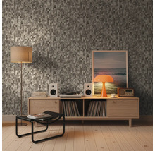 Woonkamer met patroonbehang, dressoir, luidsprekers en decoratie