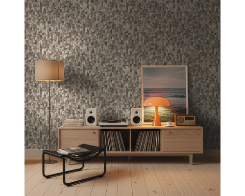 Woonkamer met patroonbehang, dressoir, luidsprekers en decoratie