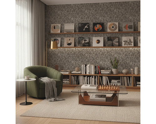 Woonkamer met fauteuil, salontafel en boekenkast onder platen