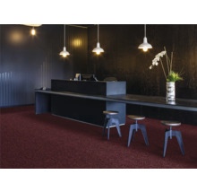 Receptie met donkere toonbank, staande lampen en vloerbedekking