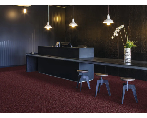 Receptie met donkere toonbank, staande lampen en vloerbedekking