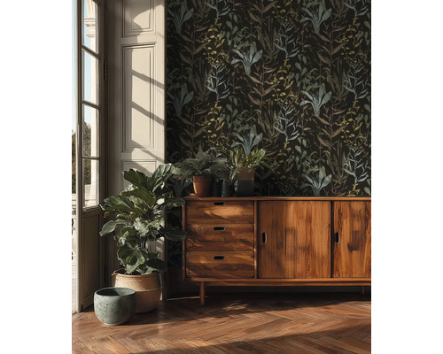 Woonkamer met houten vloer, patroonbehang, houten commode en kamerplanten