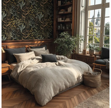 Slaapkamer met tweepersoonsbed, nachtkastje, boekenkast en bloemenbehang