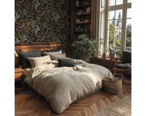 Slaapkamer met tweepersoonsbed, nachtkastje, boekenkast en bloemenbehang