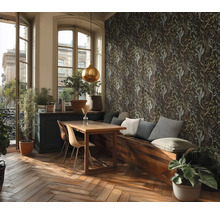 Eetkamer met houten tafel, zitbank met kussens en bloemenbehang