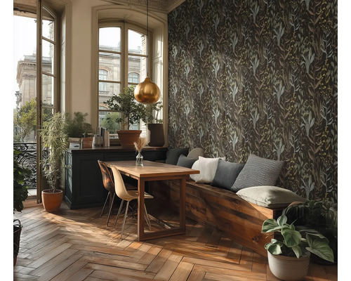 Eetkamer met houten tafel, zitbank met kussens en bloemenbehang
