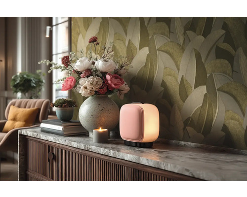 Decoratieve kamer met vaas met bloemen, kaars en lamp op een dressoir