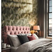 Slaapkamer met bed, nachtkastje en behang met bladerpatroon