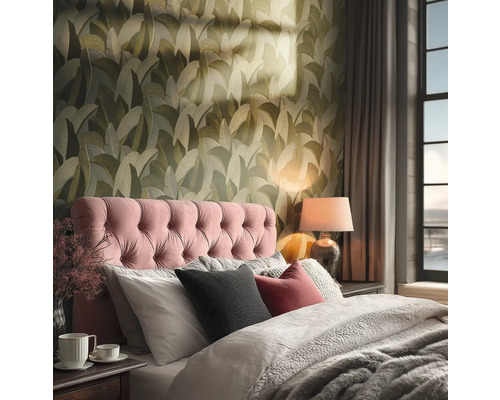 Slaapkamer met bed, nachtkastje en behang met bladerpatroon