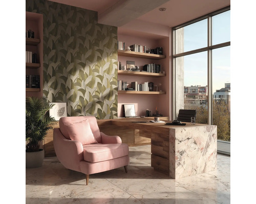 Lichte studeerkamer met bureau, planken, fauteuil en behang met bladmotief