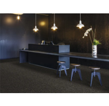 Receptie met tapijt, bureau, barkrukken en verlichting